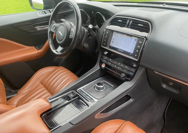 Jaguar F-Pace cena 79999 przebieg: 186000, rok produkcji 2016 z Staszów małe 704
